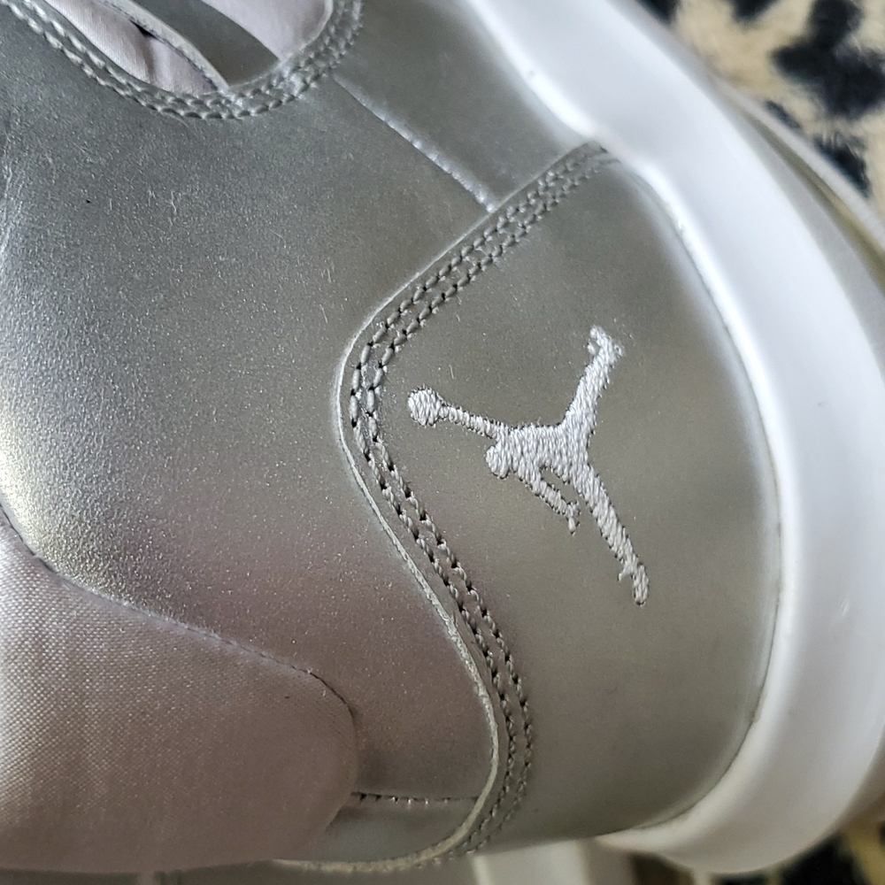 Jordan Max Aura SE Grade School Silver Metallic AV5175-040 5.5 youth - Picture 6 of 8